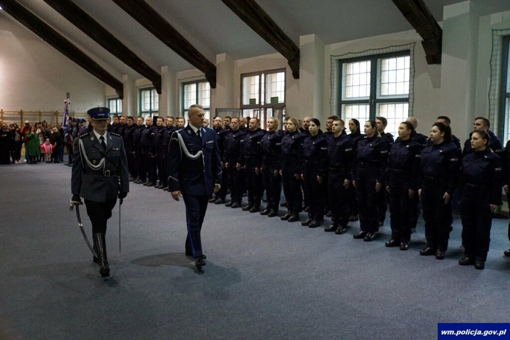 Pierwsze w 2023 roku ślubowanie nowych policjantów garnizonu warmińsko-mazurskiego Na sygnale Wiadomości