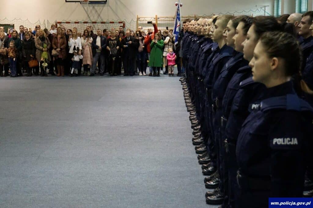 Pierwsze w 2023 roku ślubowanie nowych policjantów garnizonu warmińsko-mazurskiego Na sygnale Wiadomości