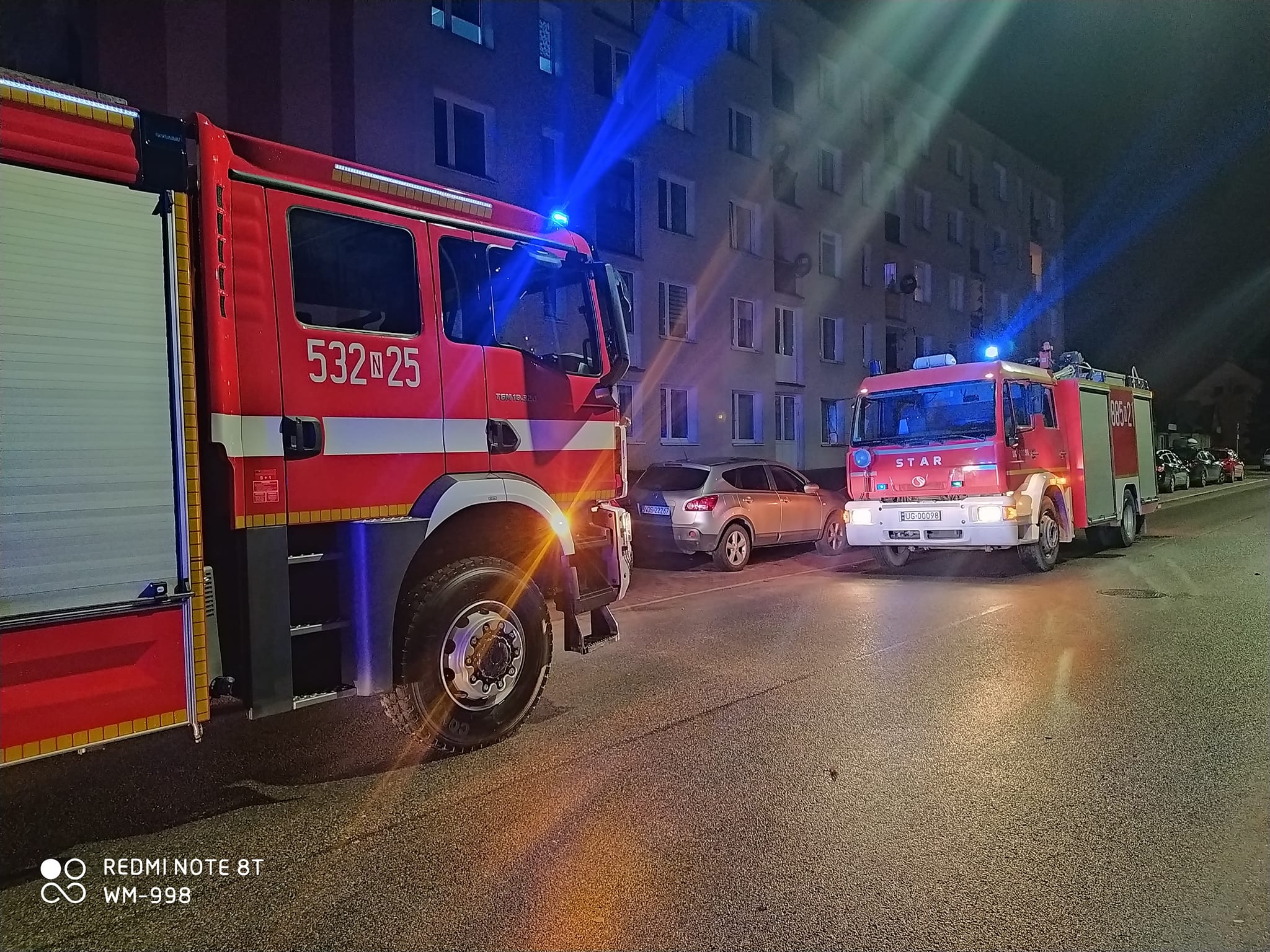 Pożar mieszkania. Ewakuacja bloku. Prawdopodobną przyczyną zimne ognie pożar Olsztyn, Wiadomości