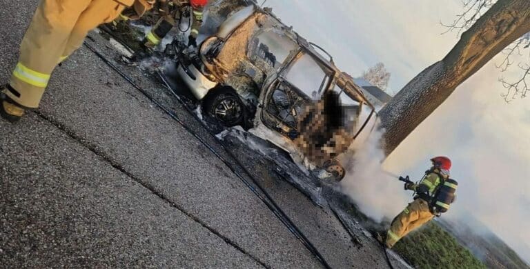Dwie osoby zginęły w wypadku. Osobowy renault uderzył w drzewo i zapalił się