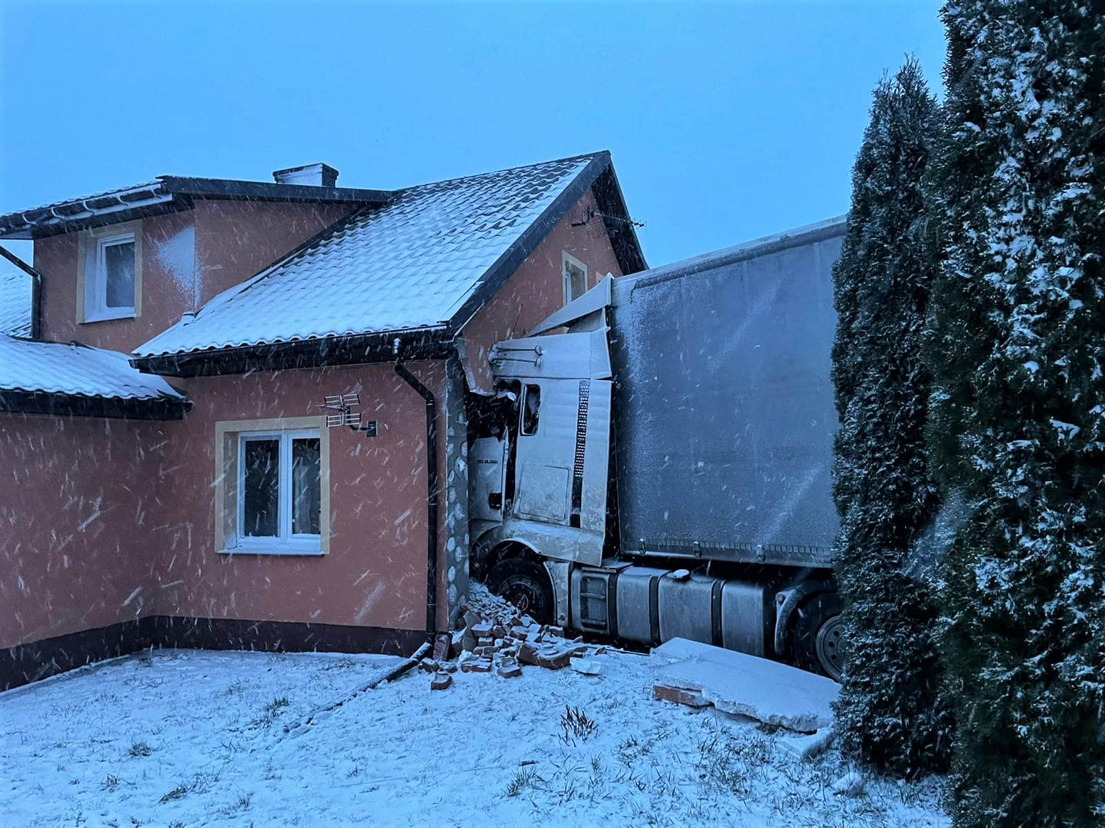 Starsze małżeństwo musi się wyprowadzić z domu w który wjechał tir wypadek Mrągowo, Wiadomości, zPAP