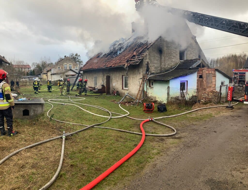 Strażacy zastali na miejscu rozwinięty pożar dachu, a ogień wydostawał się na zewnątrz budynku pożar Ostróda, Wiadomości