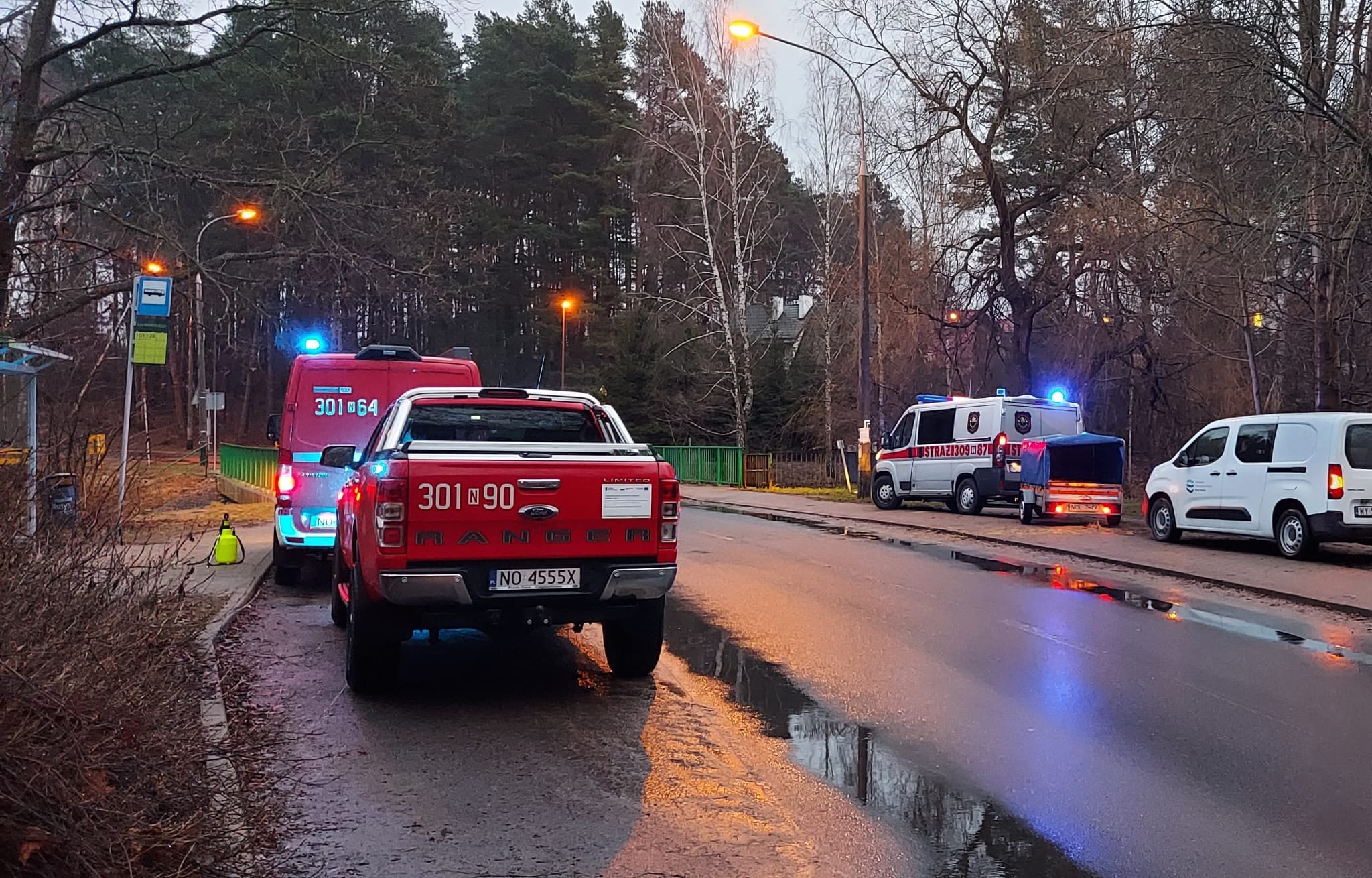 Strażacy usuwali skutki zanieczyszczenia rzeki Łyny straż pożarna Olsztyn, Wiadomości, zemptypost, zPAP