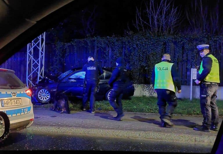 Wypadek samochodowy, policja na miejscu zdarzenia.