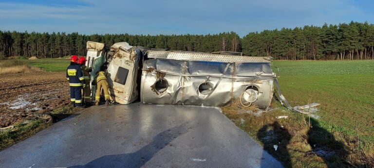 Kierujący cysterną z mlekiem stracił panowanie nad samochodem i wywrócił się na drodze