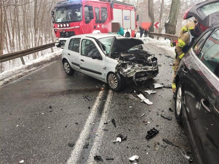 Seria wypadków po intensywnych opadach śniegu na Warmii i Mazurach
