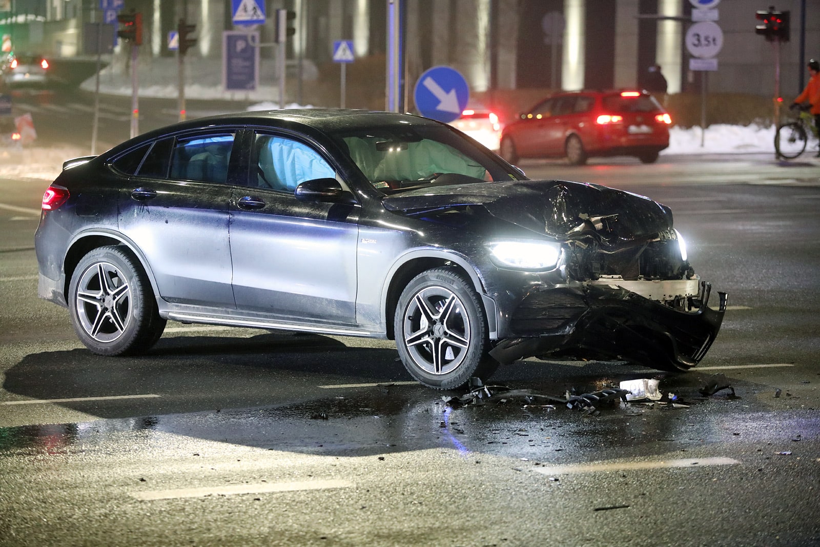 Kierująca Mercedesem wbiła się w autobus miejski pod Galerią Warmińską wypadek Elbląg, Wiadomości