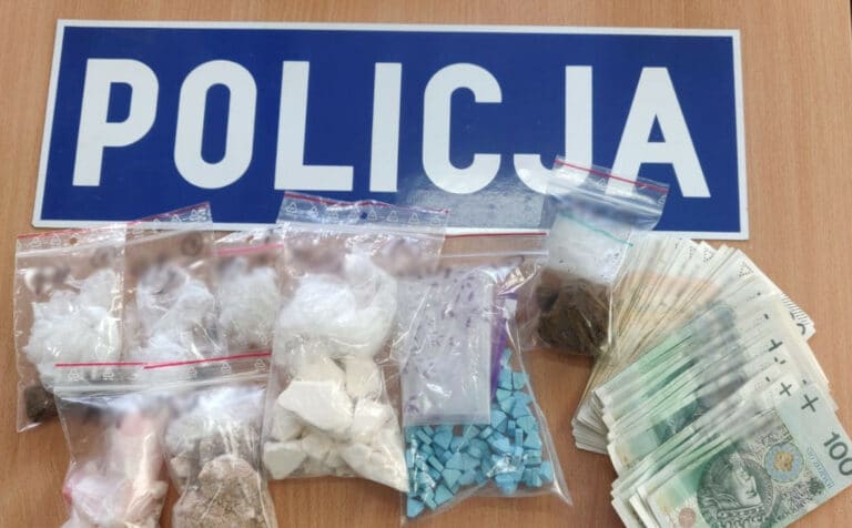 Akurat wychodzili od dilera, kiedy zaczął się nalot. Olsztyńscy policjanci zatrzymali hurtownika i jego klient&oacute;w