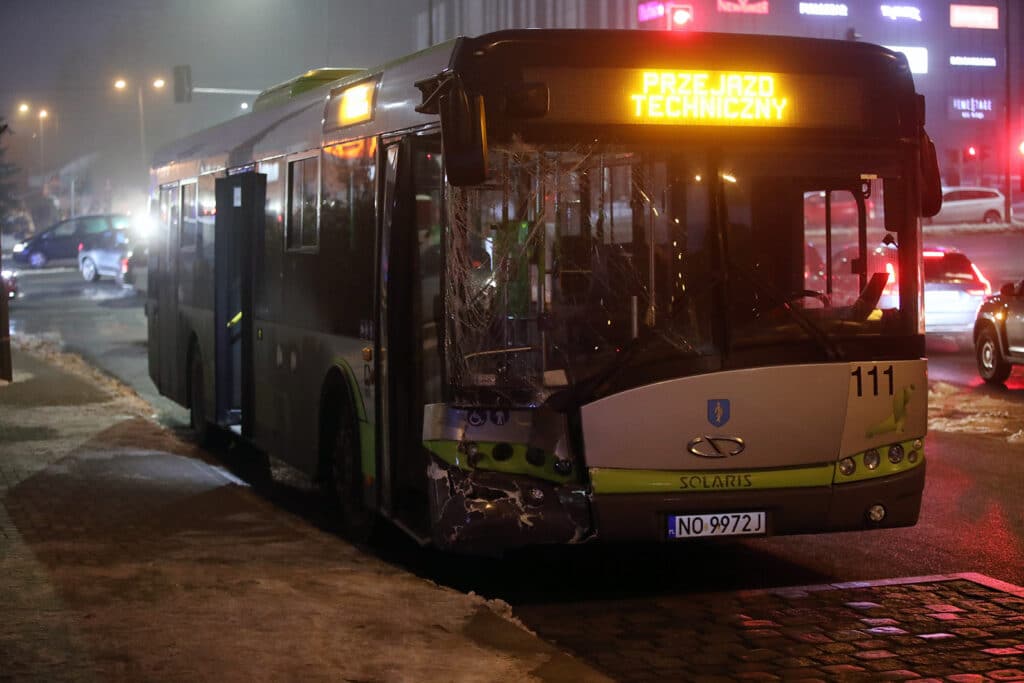 Kierująca Mercedesem wbiła się w autobus miejski pod Galerią Warmińską wypadek Olsztyn, Wiadomości