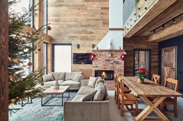 Filip Chajzer zakończył już budowę willi na Mazurach. Przeszklenia, drewno i jacuzzi &ndash; wszystko robi duże wrażenie!