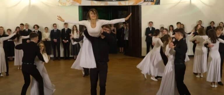 Zatańczyli na studni&oacute;wce walca do Lady Gagi. Nagranie robi coraz większą furorę w sieci