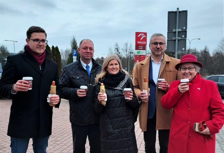 Sos tysiąca wysp i „kawusia” z mlekiem. Politycy PiS w Olsztynie bronili prezesa Obajtka na stacji Orlen