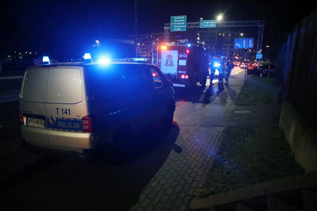 BMW wbiło się w kratownicę na al. Sikorskiego. 28-latek odnaleziony przez policję w szpitalu wypadek Olsztyn, Wiadomości