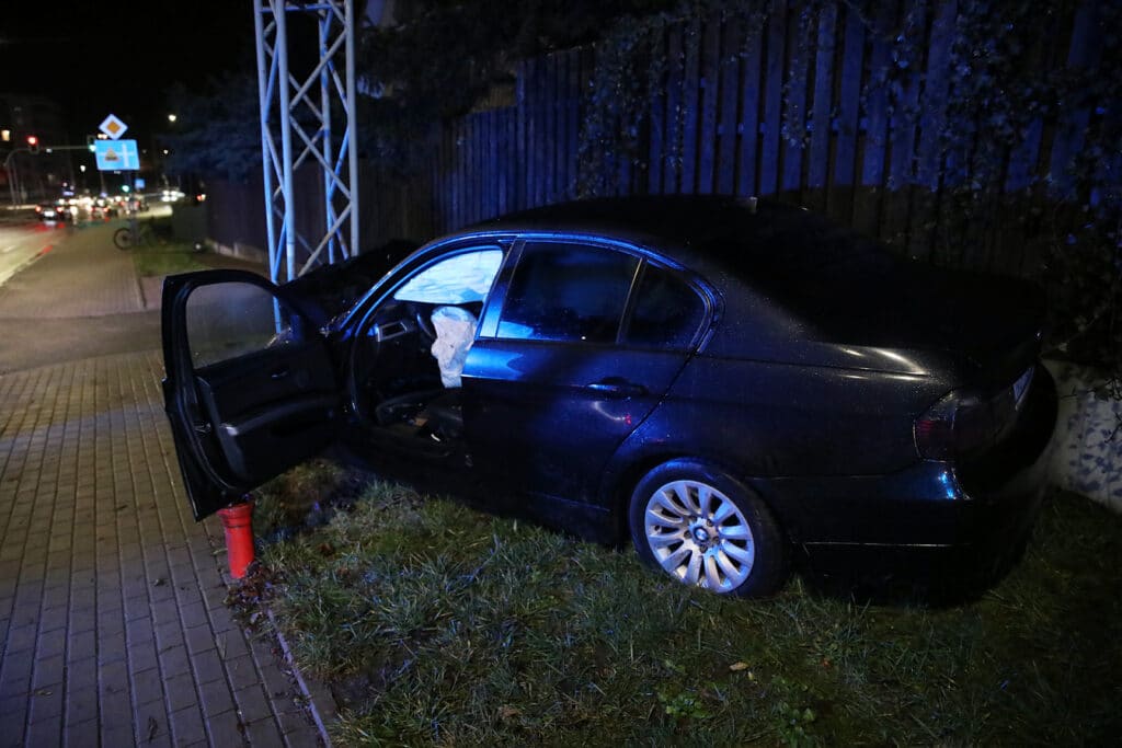 BMW wbiło się w kratownicę na al. Sikorskiego. 28-latek odnaleziony przez policję w szpitalu wypadek Olsztyn, Wiadomości