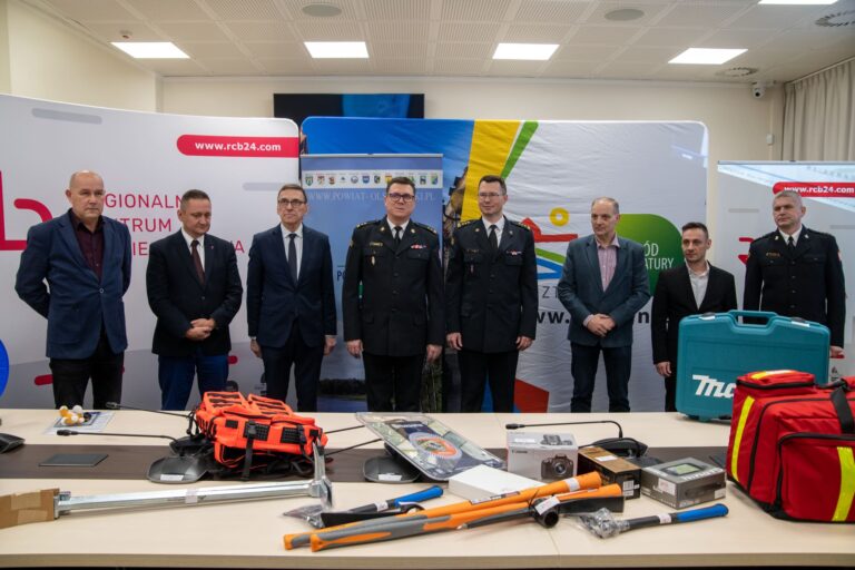 Ratowniczy sprzęt trafił do strażak&oacute;w