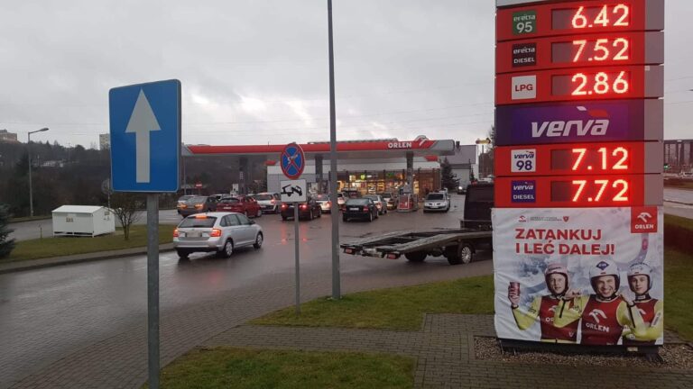 Od 1 stycznia podwyżki cen paliwa? W Olsztynie już robią się kolejki na stacjach