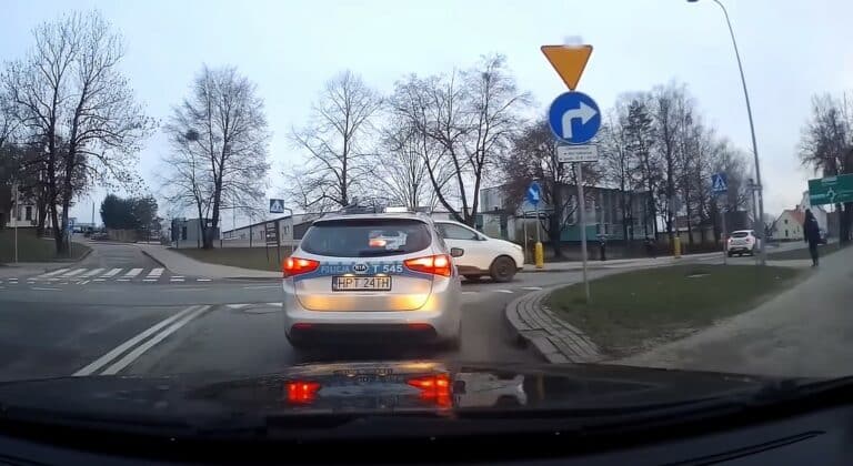 Próba wymuszenia mandatu? Nietypowe zachowanie policjantów przed przejściem dla pieszych