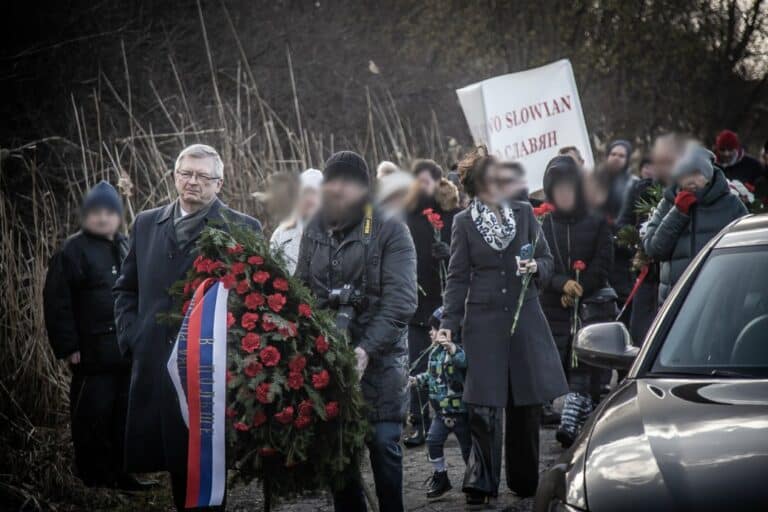 Prowokacja w Pieniężnie. Obywatele Polski składali kwiaty z ambasadorem Rosji