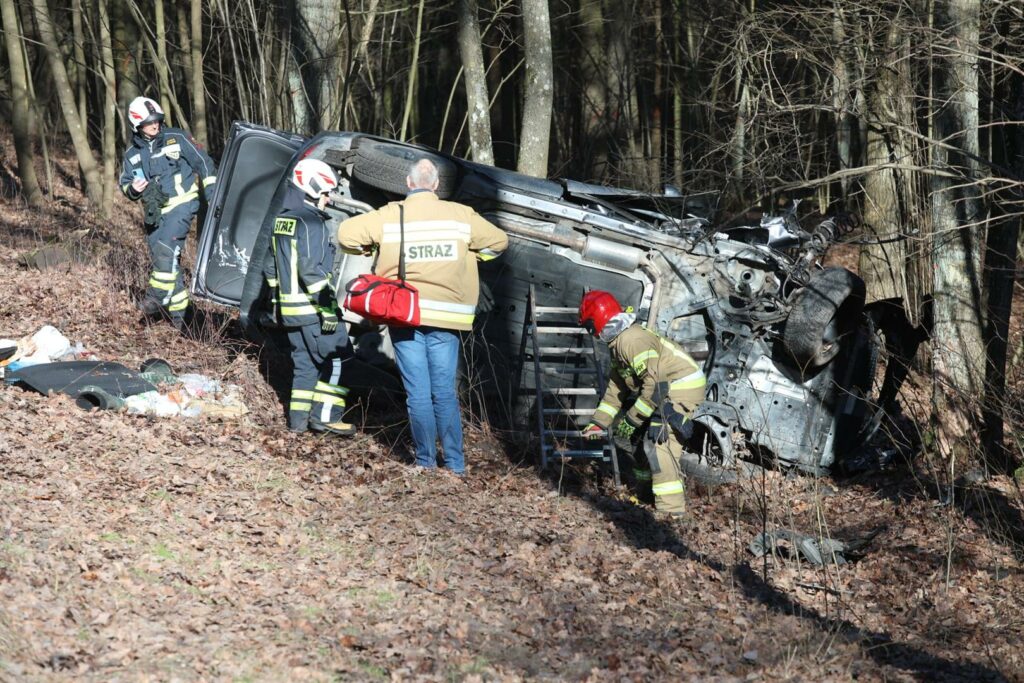 78-letni kierowca wraz z 76-letnią pasażerką dachował na wjeździe do Olsztyna wypadek Olsztyn, Wiadomości