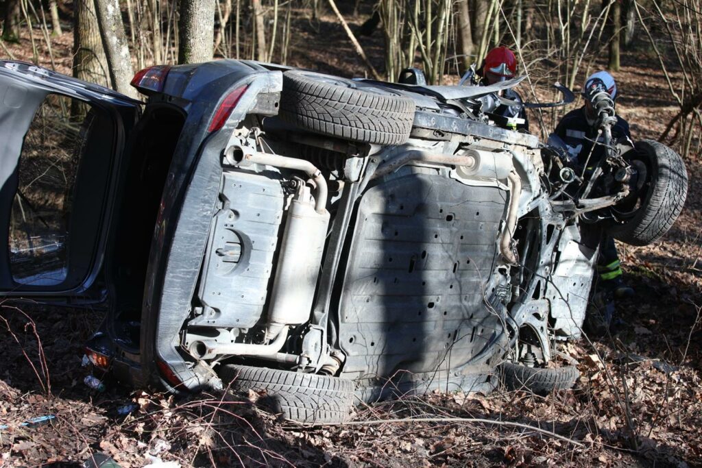 78-letni kierowca wraz z 76-letnią pasażerką dachował na wjeździe do Olsztyna wypadek Olsztyn, Wiadomości