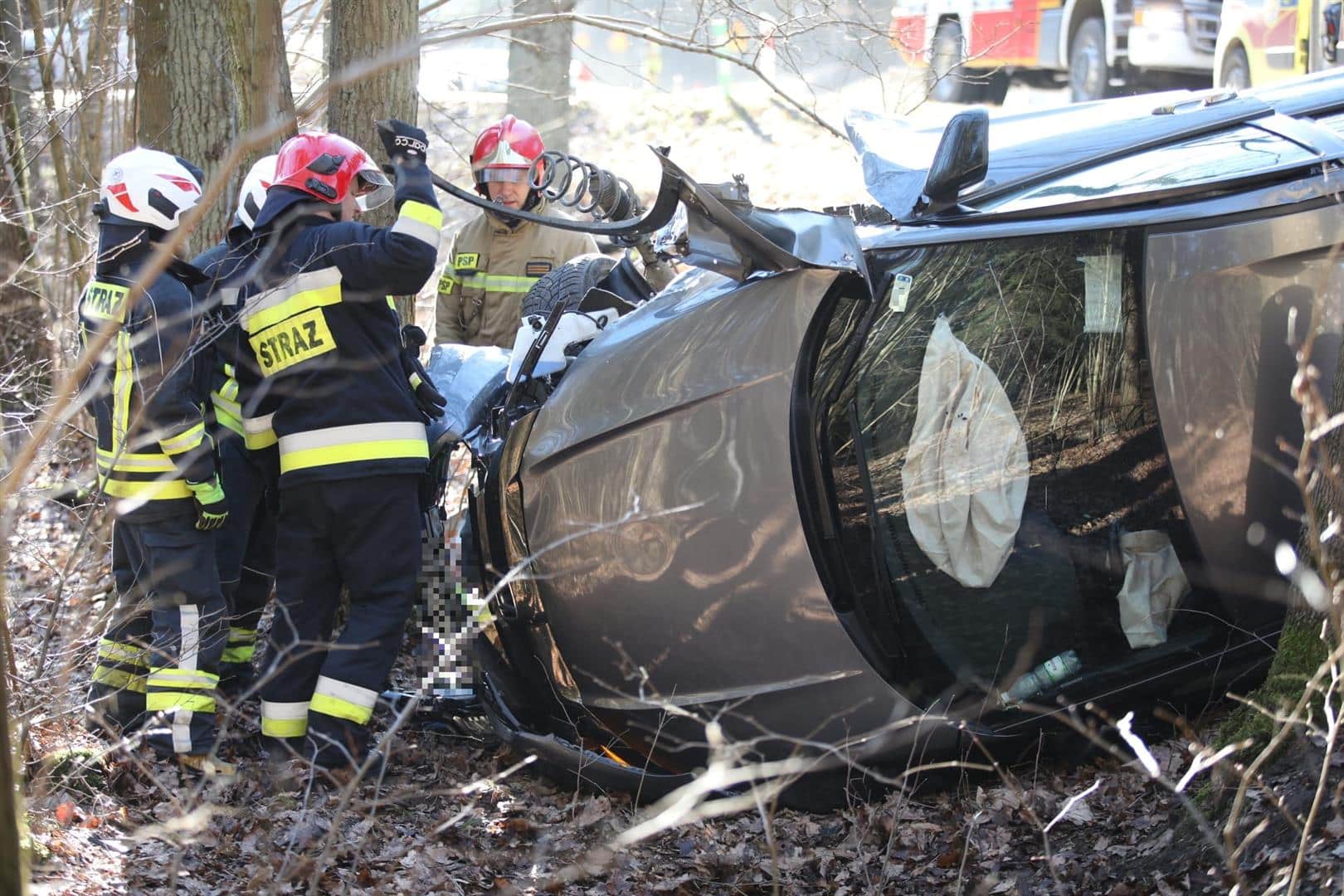 78-letni kierowca wraz z 76-letnią pasażerką dachował na wjeździe do Olsztyna wypadek Wiadomości, Olsztyn, zPAP