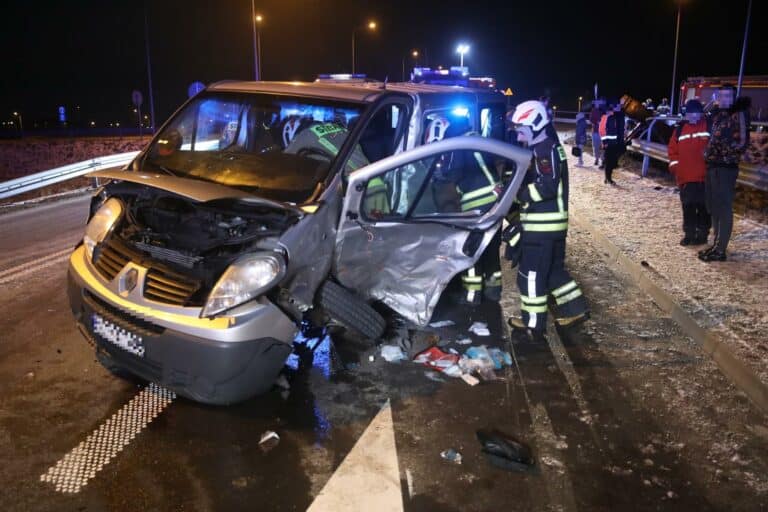 Zderzenie dw&oacute;ch bus&oacute;w na zjeździe do Tomaszkowa