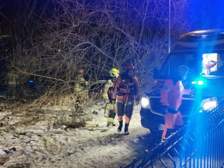 Dramatyczna akcja. Strażacy wyciągnęli spod lodu 8-letniego chłopca