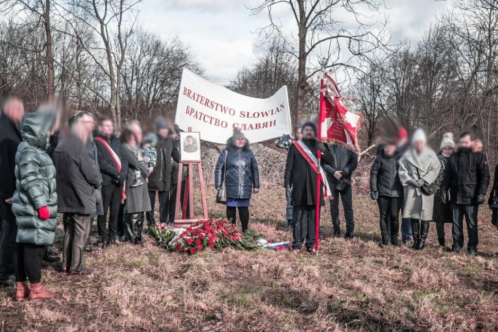 Prowokacja w Pieniężnie. Obywatele Polski składali kwiaty z ambasadorem Rosji Rosja Braniewo, Wiadomości