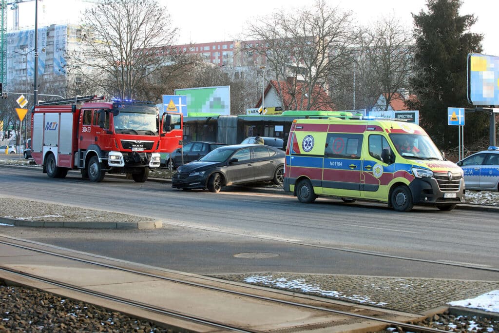Zderzenie trzech aut na al. Sikorskiego pod KFC wypadek Olsztyn, Wiadomości