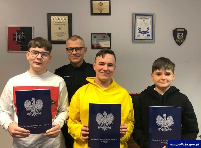 Postawa godna pochwały. Nastolatkowie oddali znaleziony portfel