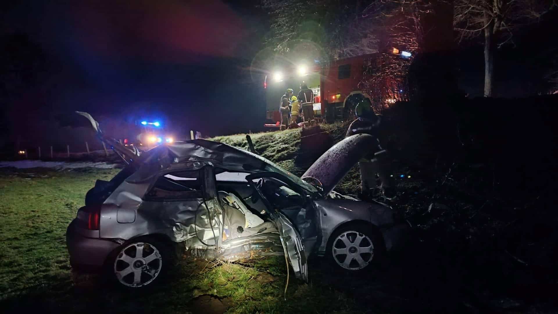 Wypadek pod Olsztynem. Prawym bokiem uderzył w przydrożne drzewo wypadek Nowe Miasto Lubawskie, Wiadomości