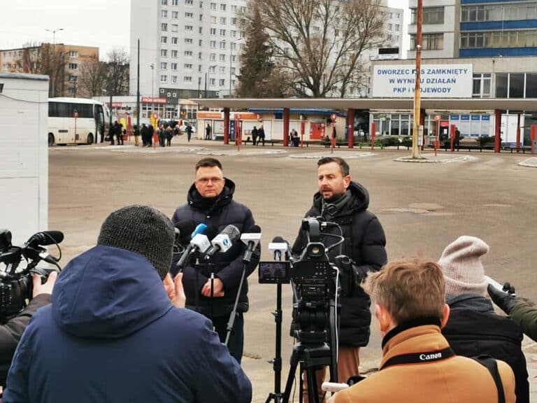 Hołownia i Kosiniak na dworcu PKS: O 30 proc. zmniejszyła się populacja ludzi młodych na Warmii i Mazurach