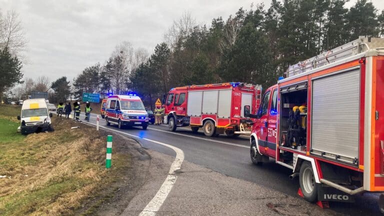 Wypadek na DK16. Kierowca busa firmy kurierskiej wysłał trzy osoby do szpitala