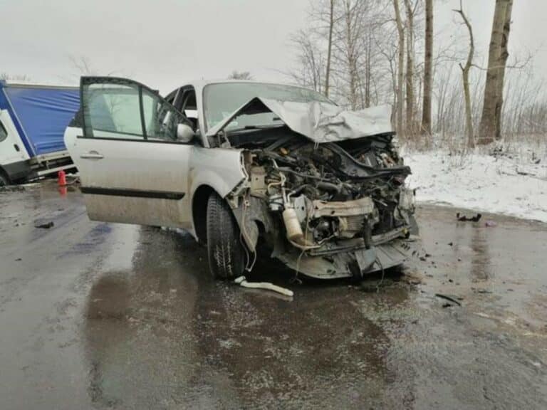 Kierująca autem 33-letnia kobieta zjechała na przeciwległy pas ruchu