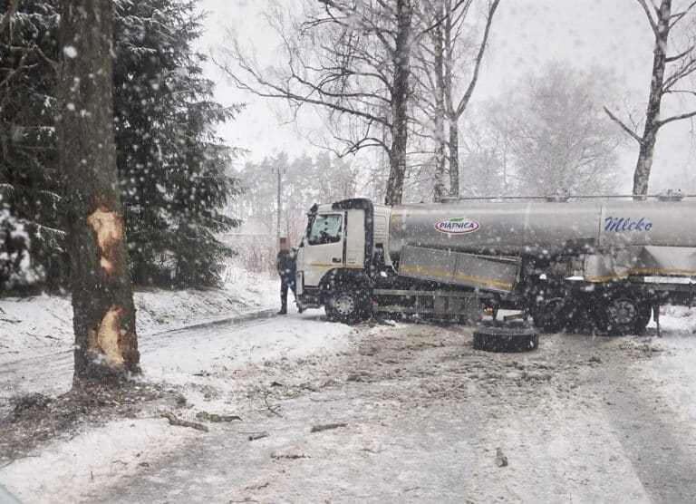 Mleko się nie rozlało. Trzeźwy kierowca, kierując cysterną zderzył się z drzewem