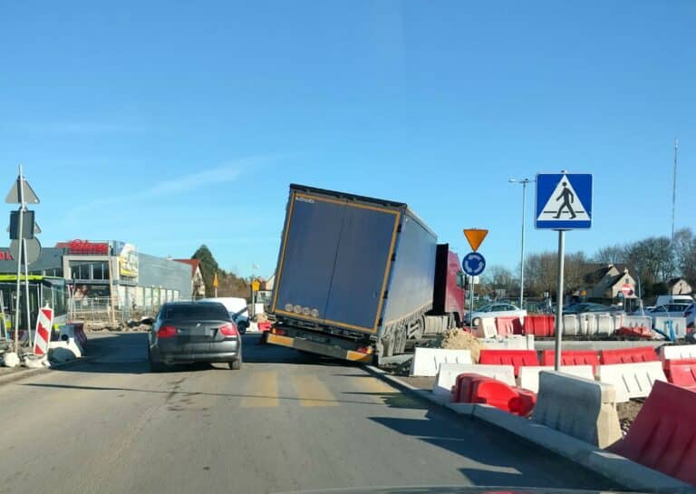 Tirem zawisł na budowie torowiska. Zakorkował Olsztyn