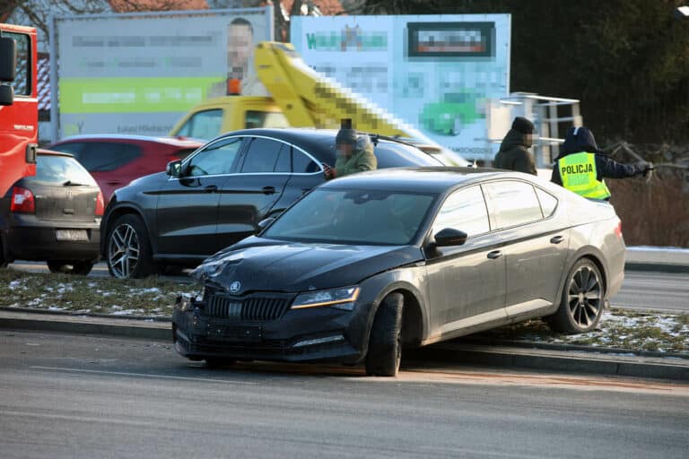 Zderzenie trzech aut na al. Sikorskiego pod KFC