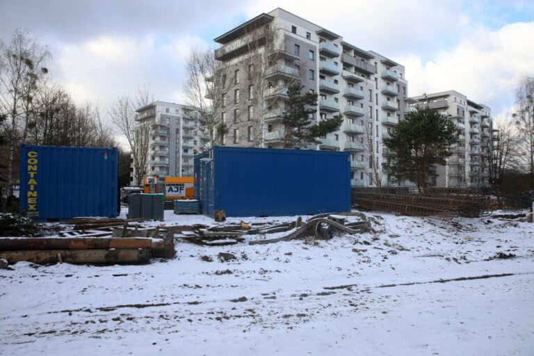 Protesty mieszkańc&oacute;w ul. Tuwima nic nie dały. Deweloper wciska kolejny budynek