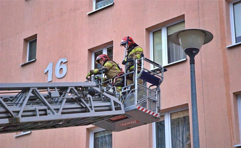 Dwie interwencje strażak&oacute;w na ul. Wańkowicza. Jedna zakończyła się tragicznie