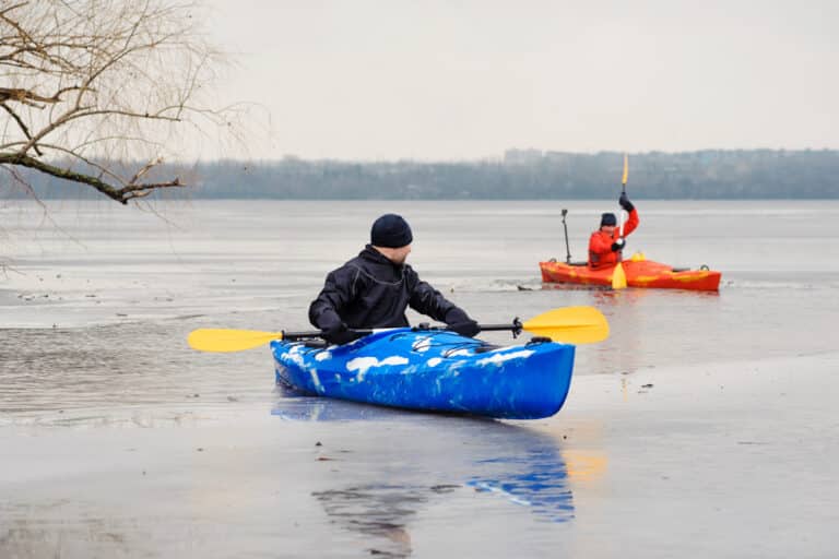 Kajakarz wpadł do rzeki. Dostał mandat, bo był pijany