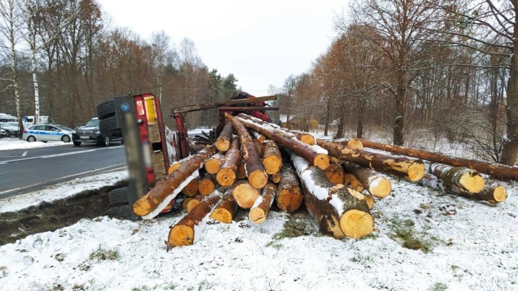 Wypadek ciężarówki z drewnem zablokował DK51 Olsztyn, Wiadomości