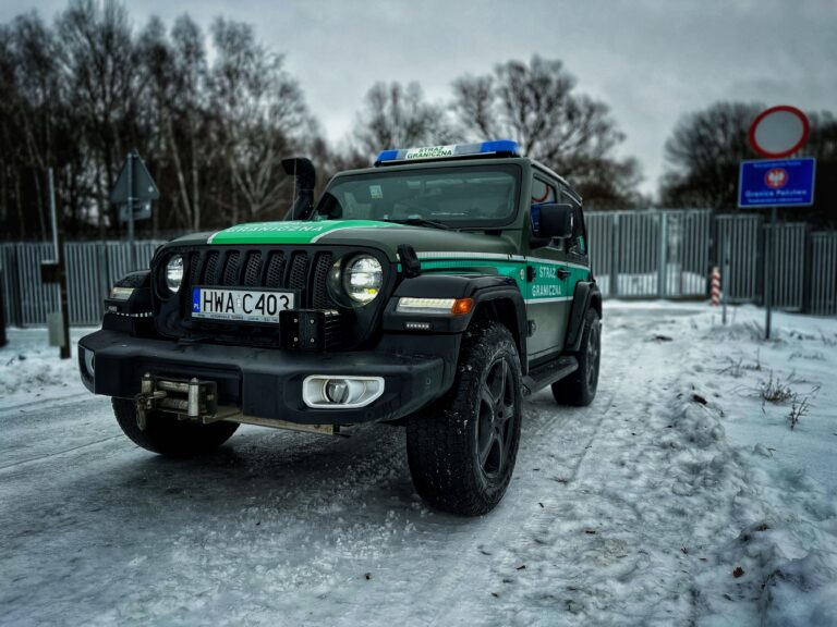 W okolicach Grzechotek ruszyła budowa tymczasowej zapory na granicy z Rosją