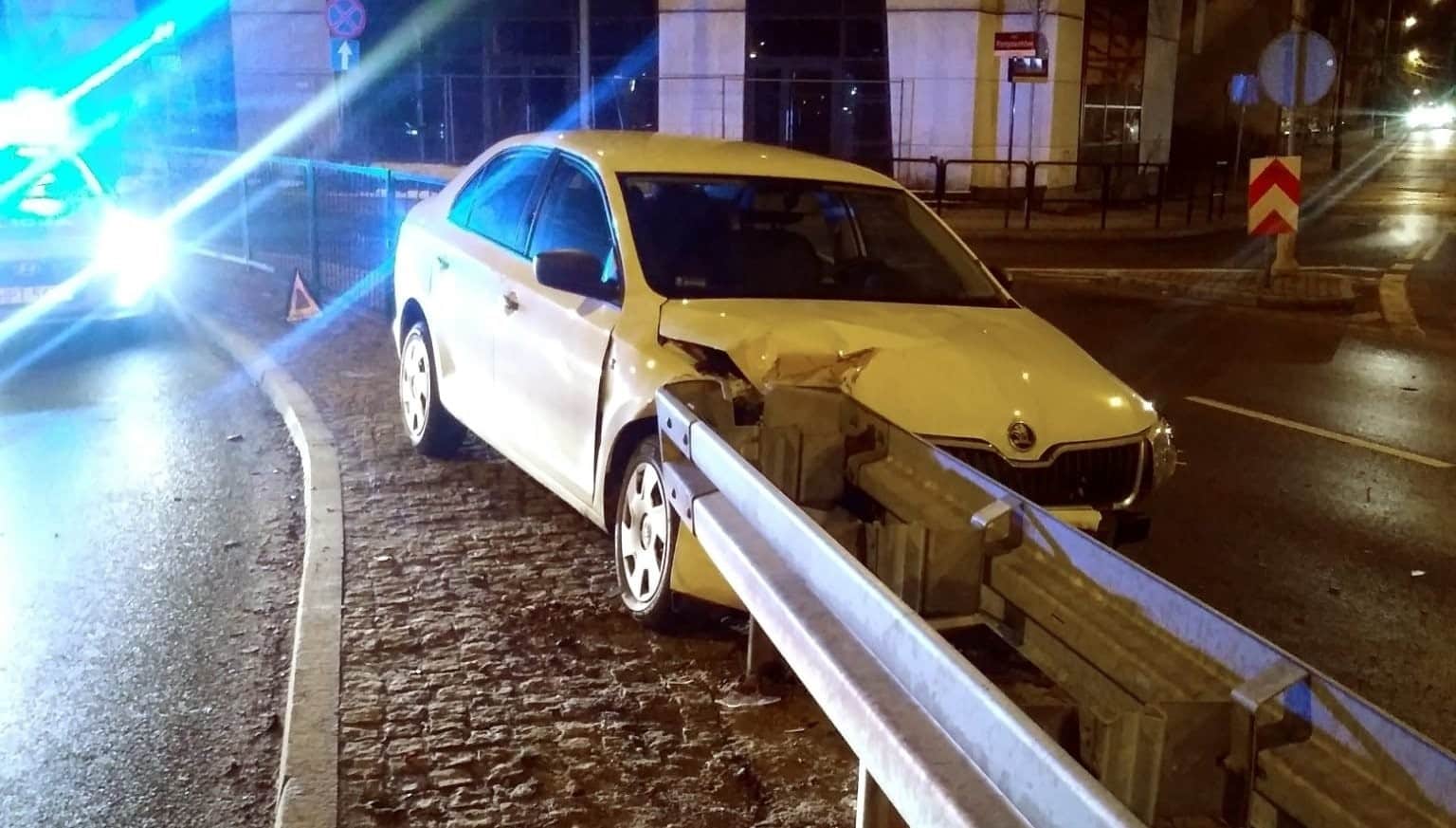 W centrum Olsztyna stracił panowanie nad autem i uderzył w przydrożne barierki wypadek Olsztyn, Wiadomości