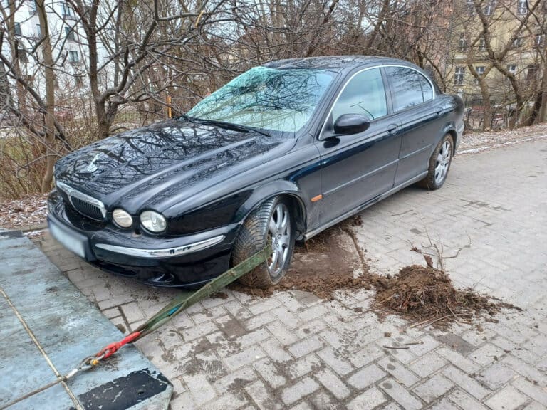 Jaguarem koło KFC &bdquo;wskoczył&rdquo; do rowu. Kierowca i pasażer zniknęli