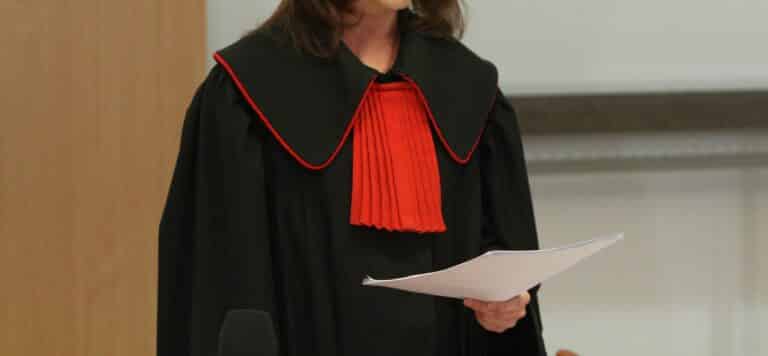 Nauczyciel oskarżony o naruszenie nietykalności uczennicy. Dyrektor szkoły w relacji z nastolatką?