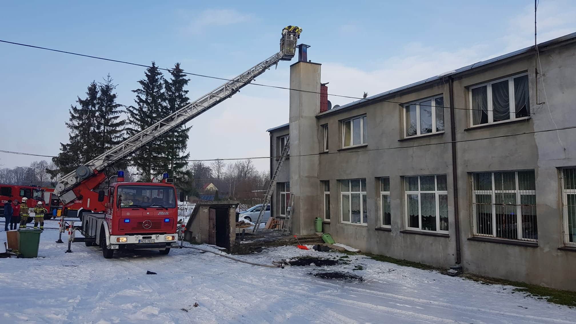 Pożar sadzy w szkolnym kominie. Ewakuacja uczniów i nauczycieli pożar Ostróda, Wiadomości, zPAP