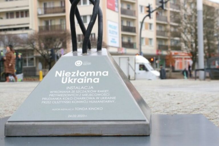 Szczątki rosyjskich rakiet w Olsztynie. Specjalna instalacja stanęła w centrum miasta