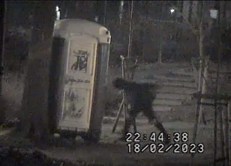 &bdquo;Brutalny&rdquo; atak na toaletę Toi Toi. Sprawca mocno uderzał głową