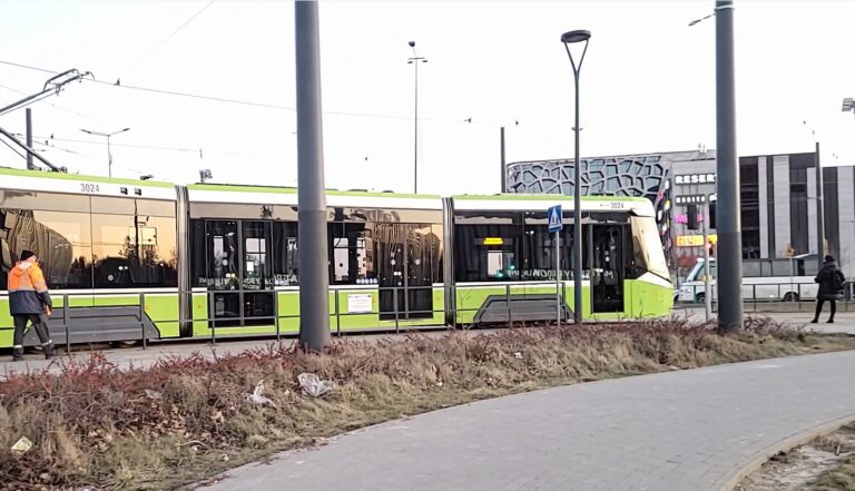 Tramwaj wydawał wzbudzający niepok&oacute;j, bardzo głośny dźwięk. Mamy nagranie wideo