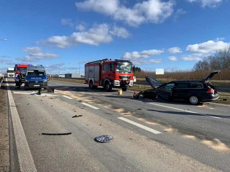 Zderzenie z karawanem na S51. Przewoził trumnę z ciałem zmarłego